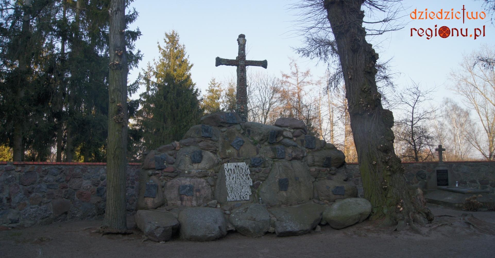 Kalwaria w Łopiennie – najmniejsza Golgota w Polsce.